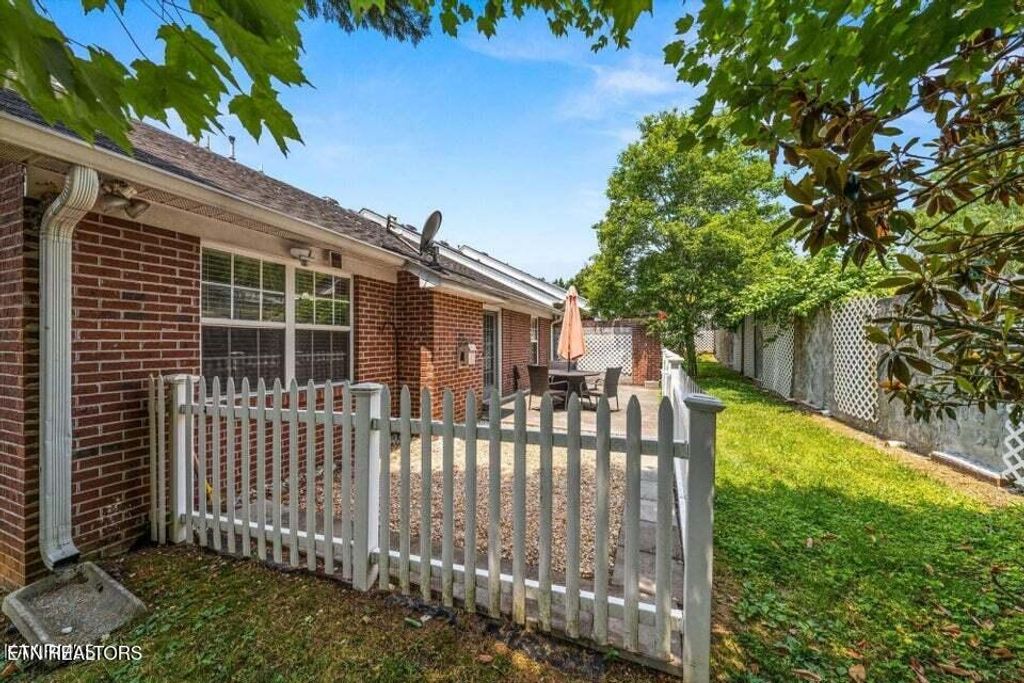 Photo of 422 Brookshire Way, Knoxville, TN 37923 (MLS # 1332320)