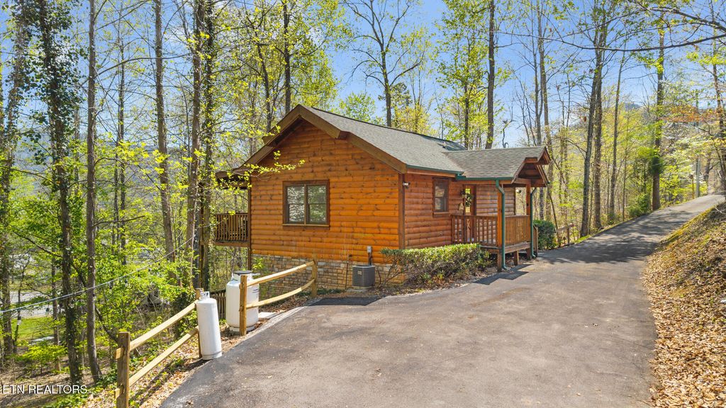 Photo of 3123 Happy Hollow Rd, Sevierville, TN 37862 (MLS # 1336124)