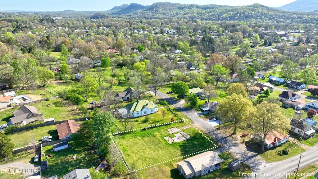 Photo of 426 Illinois Ave, Etowah, TN 37331 (MLS # 1335137)