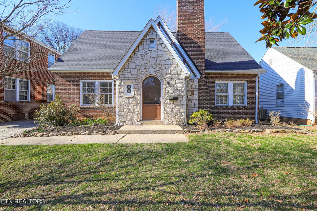 Photo of 2045 Emoriland Blvd, Knoxville, TN 37917 (MLS # 1331031)