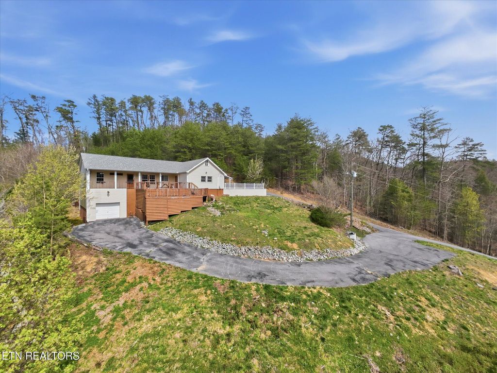 Photo of 1502 Valley Cove Way, Sevierville, TN 37862 (MLS # 1316795)