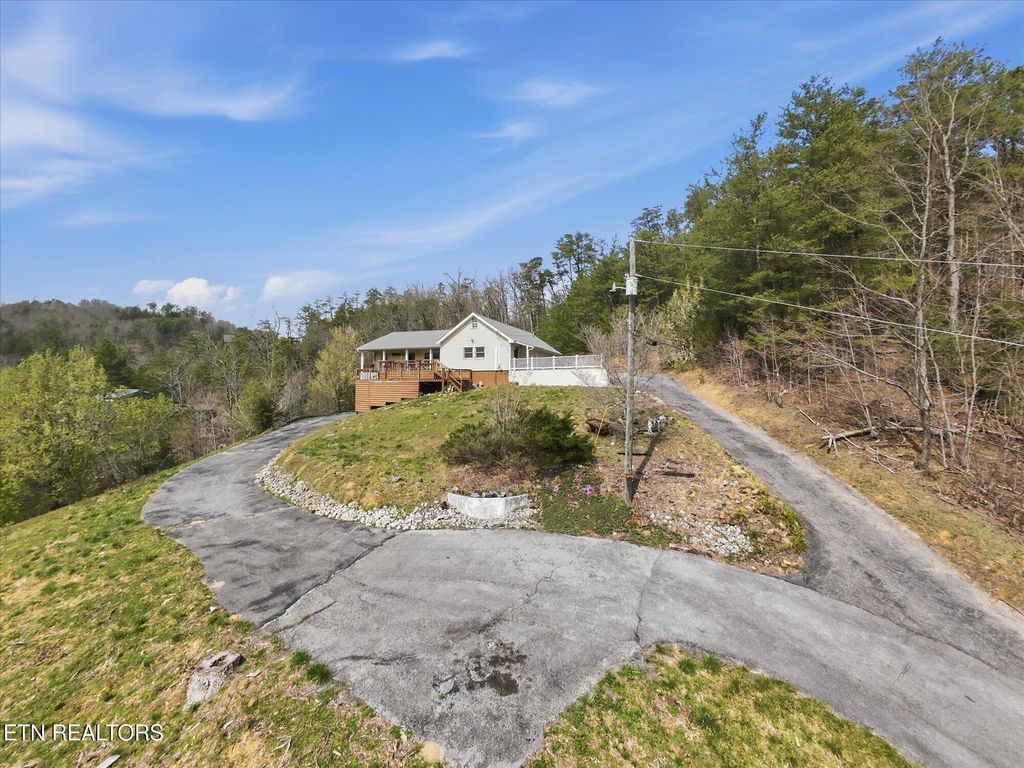 Photo of 1502 Valley Cove Way, Sevierville, TN 37862 (MLS # 1316795)