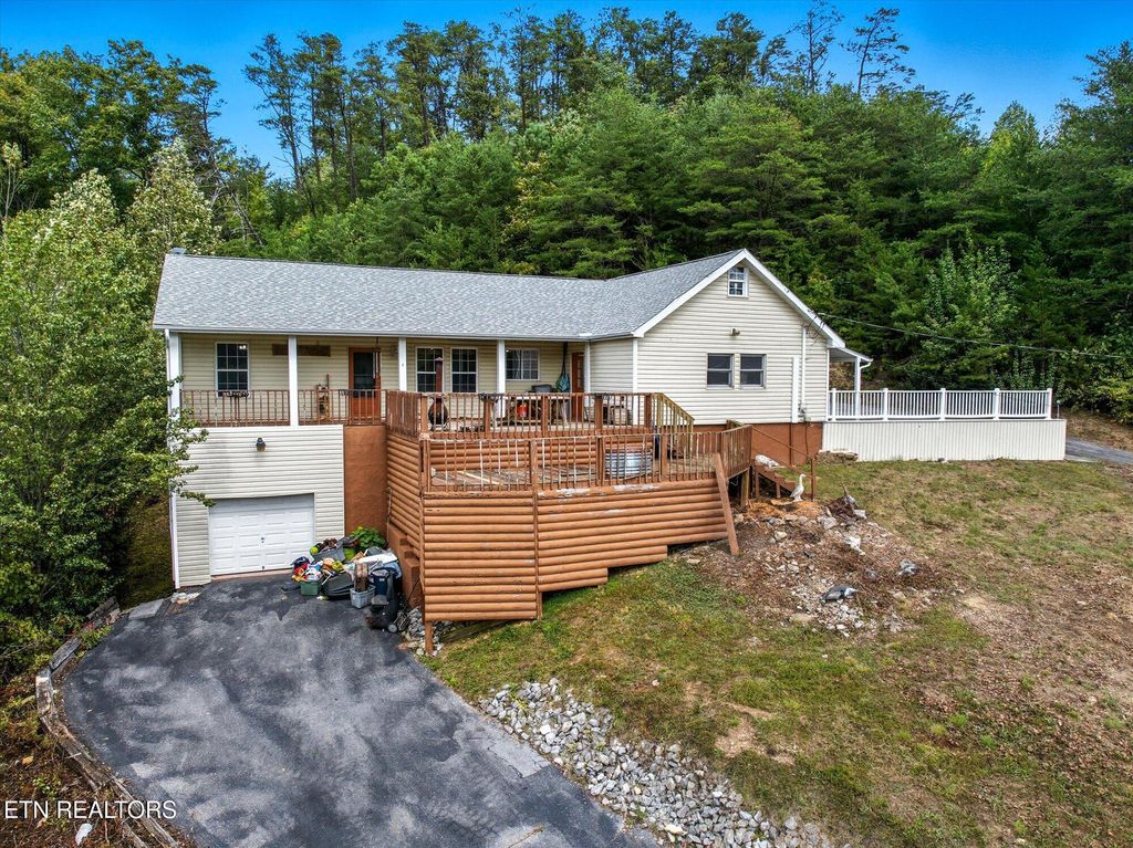 Photo of 1502 Valley Cove Way, Sevierville, TN 37862 (MLS # 1316795)