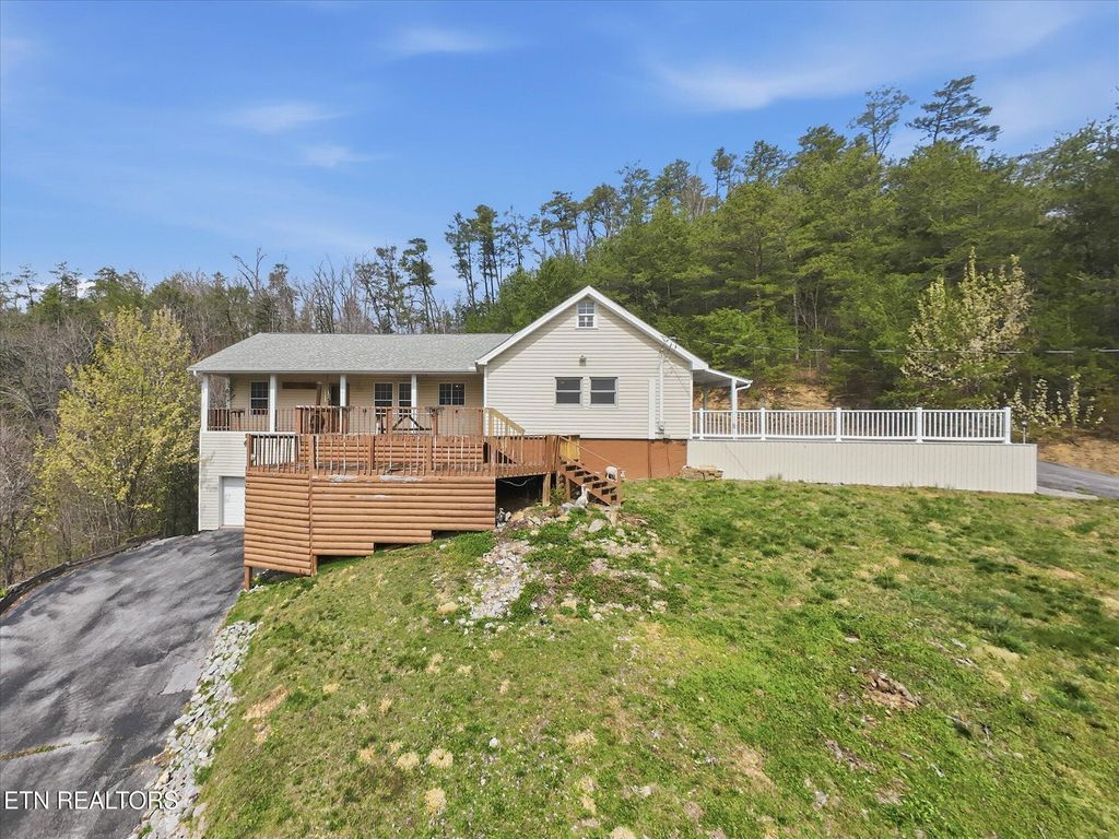 Photo of 1502 Valley Cove Way, Sevierville, TN 37862 (MLS # 1316795)