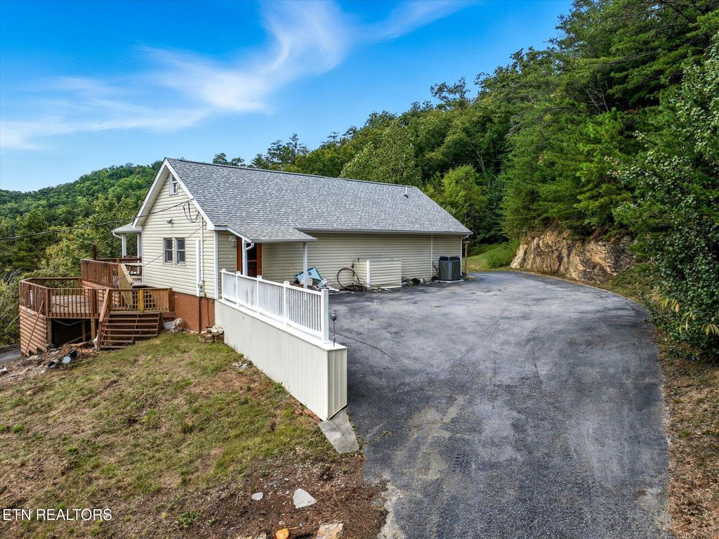 Photo of 1502 Valley Cove Way, Sevierville, TN 37862 (MLS # 1316795)