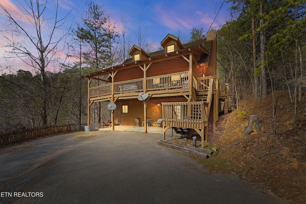 Photo of 1122 Eagle Pointe Way, Pigeon Forge, TN 37863 (MLS # 1331809)