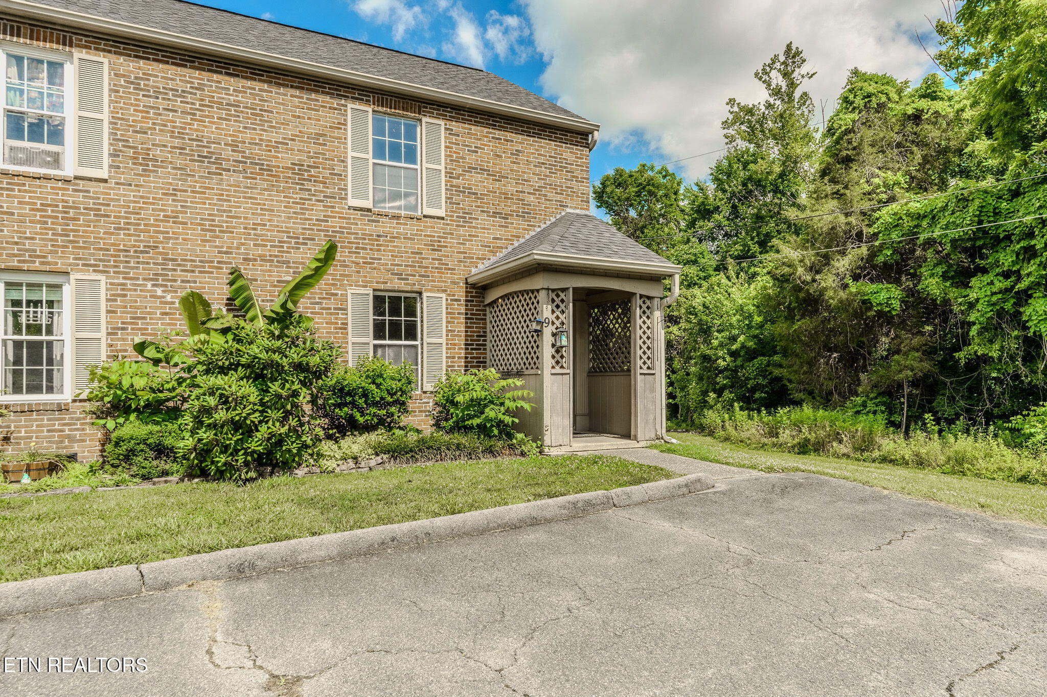 Photo 1 of 24 — 405 Eastley Court # 9 Unit # 9, Kingsport, TN 37660