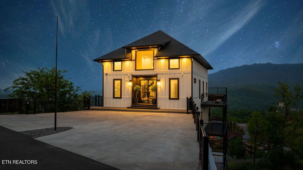 Photo of 922 Piney Butt Way, Gatlinburg, TN 37738 (MLS # 1333178)