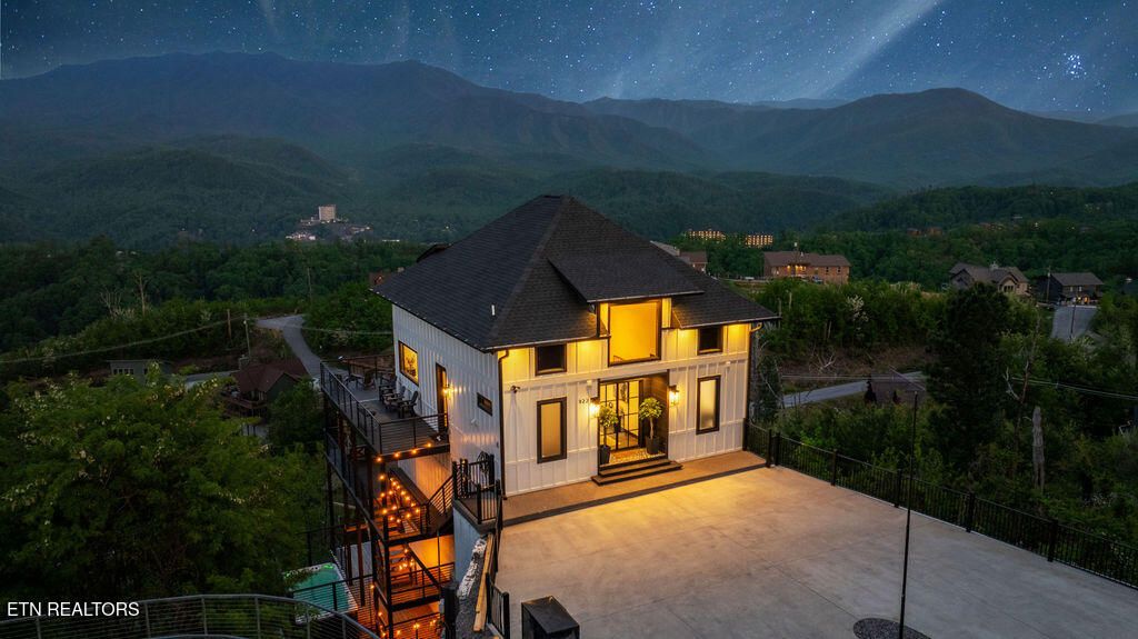 Photo of 922 Piney Butt Way, Gatlinburg, TN 37738 (MLS # 1333178)