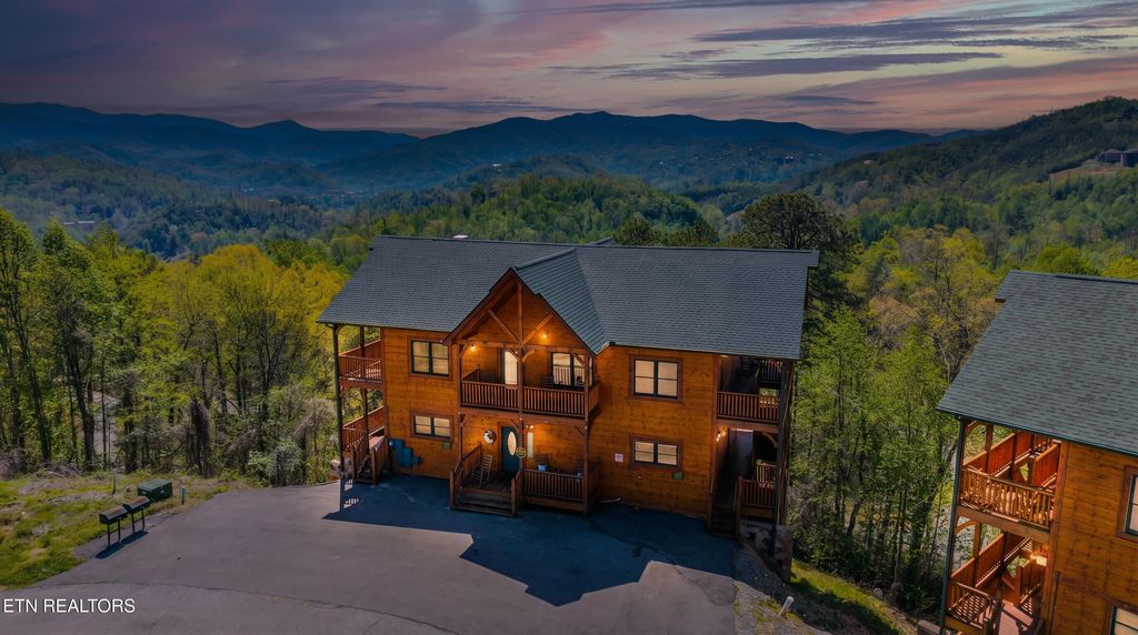 Photo of 782 Park Vista Way, Gatlinburg, TN 37738 (MLS # 1337404)