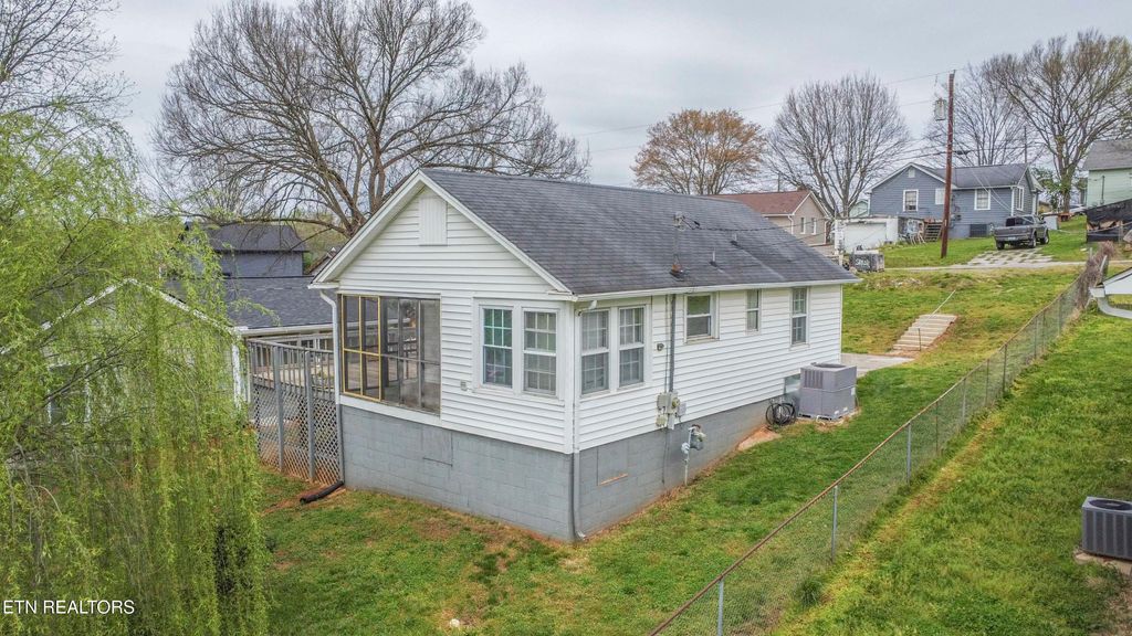 Photo of 1009 E 1st Ave, Lenoir City, TN 37771 (MLS # 1334737)