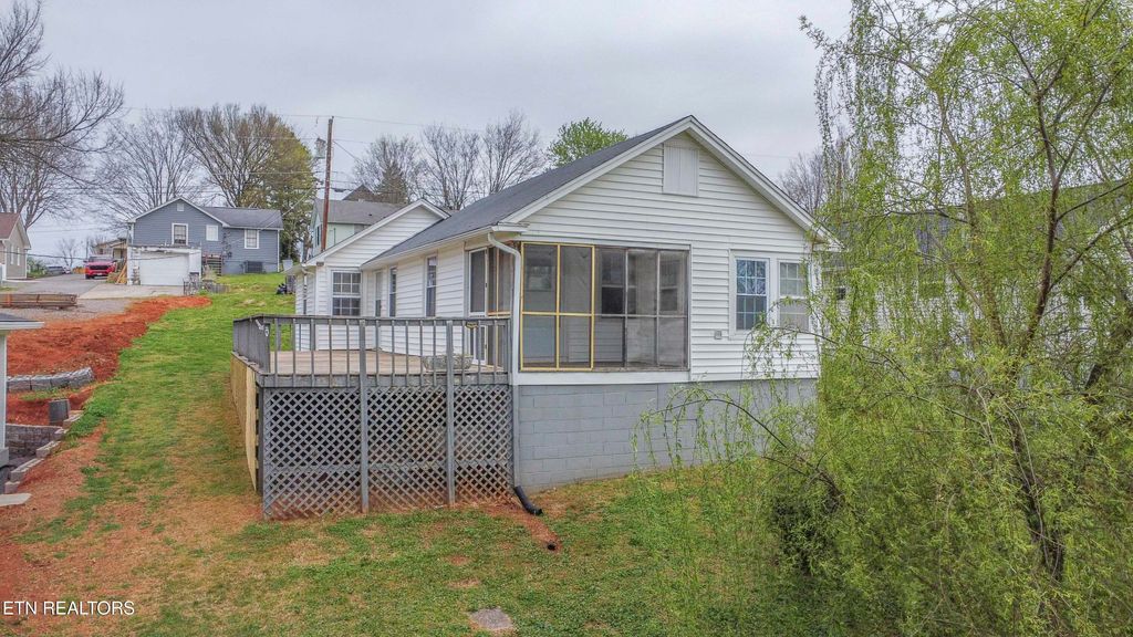 Photo of 1009 E 1st Ave, Lenoir City, TN 37771 (MLS # 1334737)