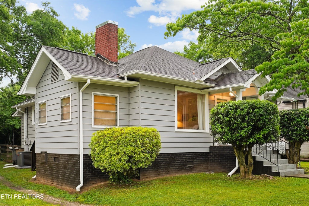 Photo of 1104 Melbourne Ave, Knoxville, TN 37917 (MLS # 1342934)