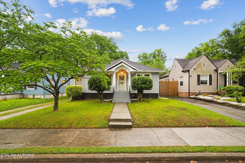 Photo of 1104 Melbourne Ave, Knoxville, TN 37917 (MLS # 1342934)