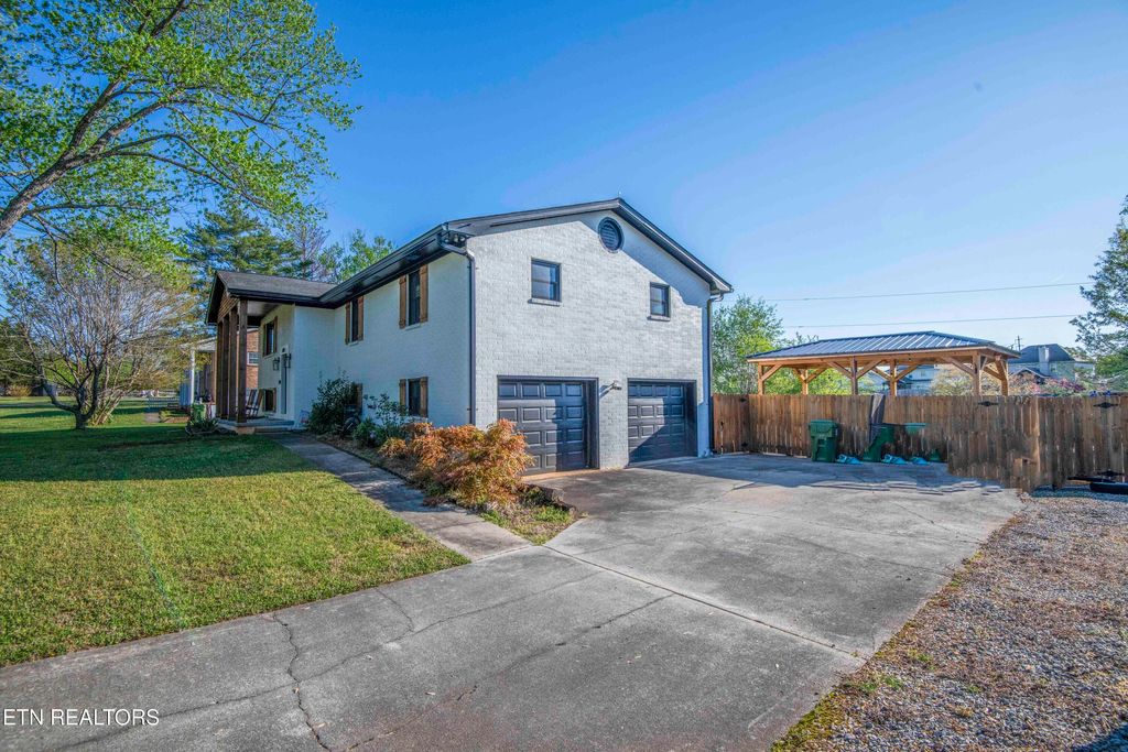 Photo of 1207 Lenore Lane, Maryville, TN 37804 (MLS # 1335940)