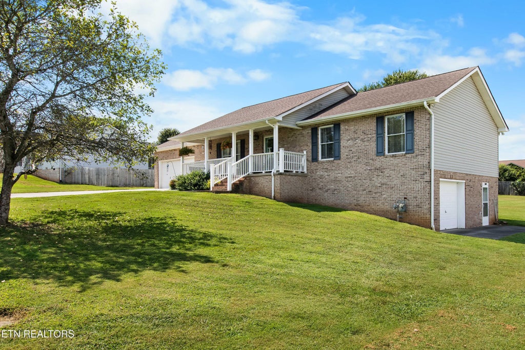 Photo of 5635 Brandon Park Drive, Maryville, TN 37804 (MLS # 1353728)