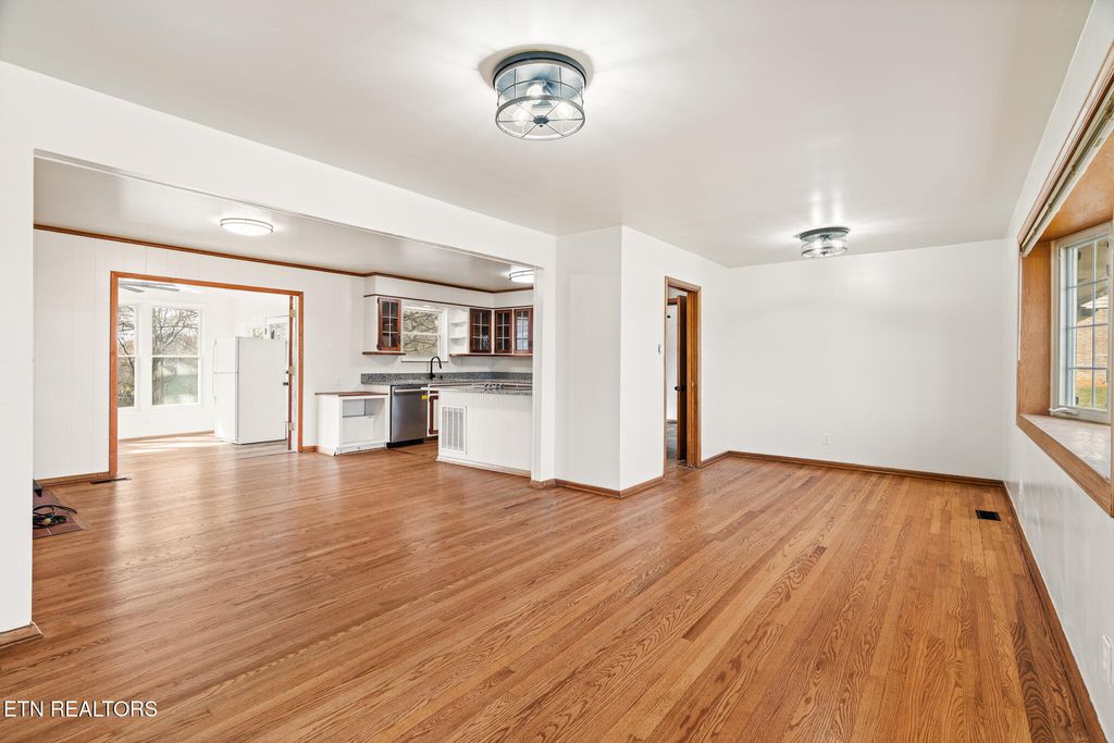 Photo of 8816 Middlebrook Pike, Knoxville, TN 37923 (MLS # 1329381)