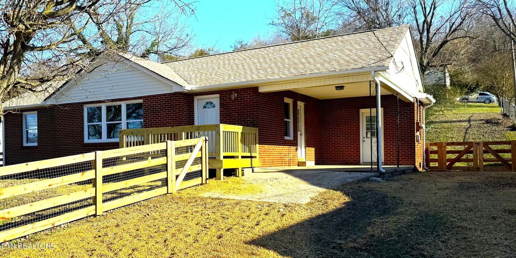 Photo of 807 Brown Ave, Kingston, TN 37763 (MLS # 1285419)