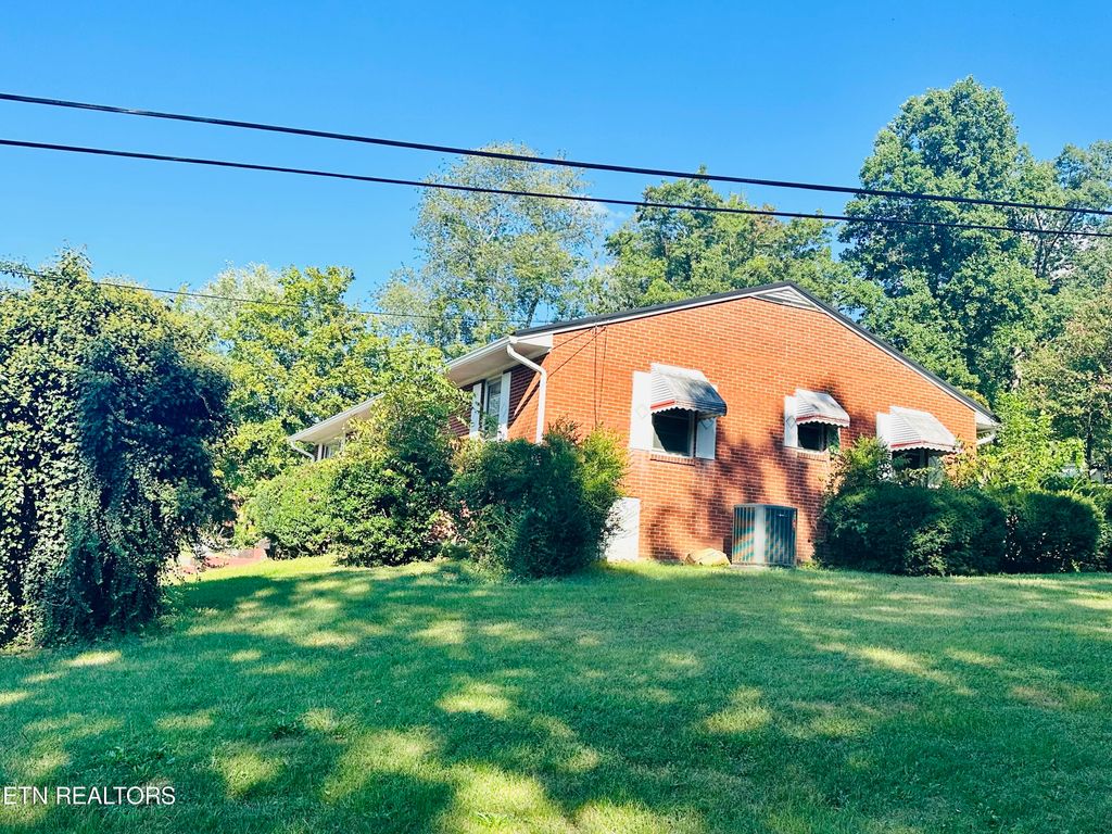 Photo of 1006 JAMES St, Tazewell, TN 37879 (MLS # 1239534)