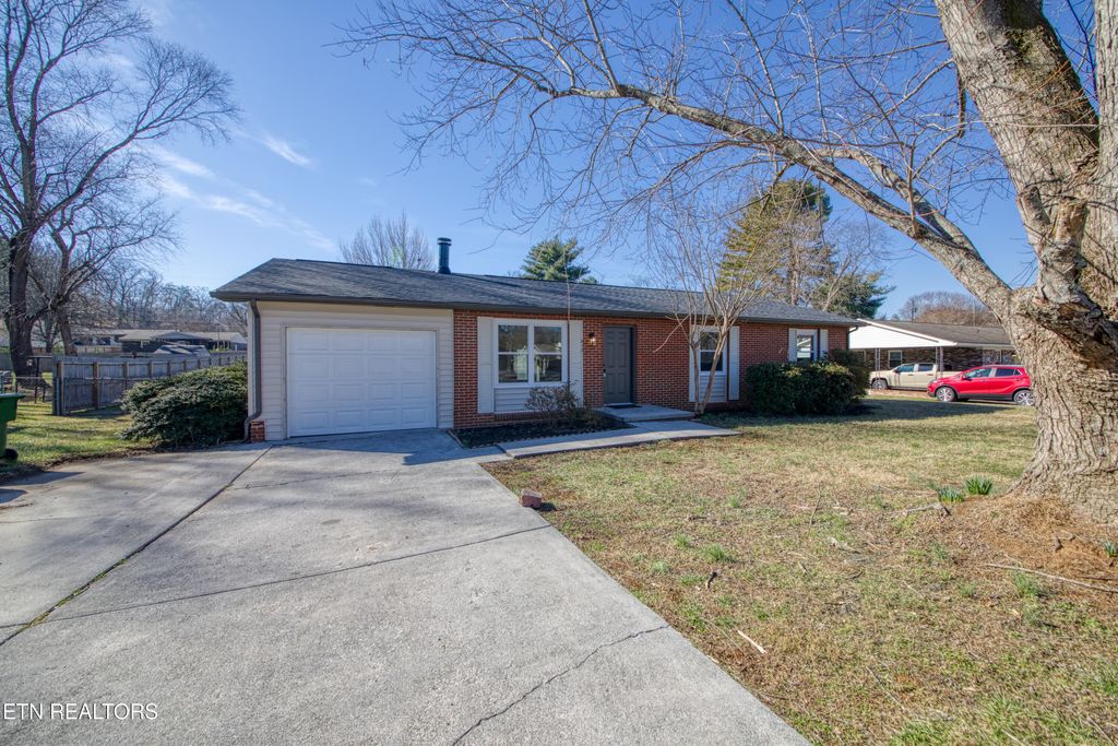 Photo of 313 Barbara Lane, Maryville, TN 37803 (MLS # 1327432)