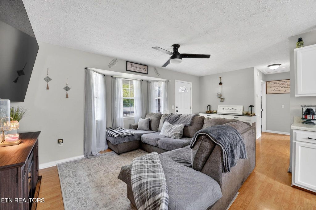 Photo of 206 E Maple St, Caryville, TN 37714 (MLS # 1339132)