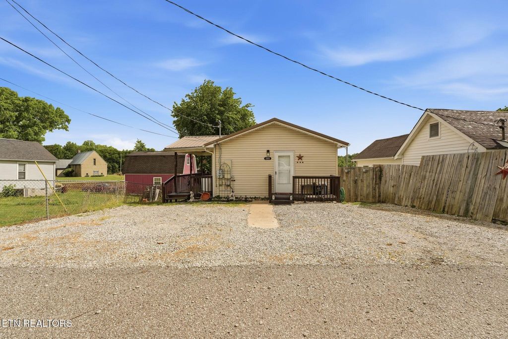 Photo of 206 E Maple St, Caryville, TN 37714 (MLS # 1339132)
