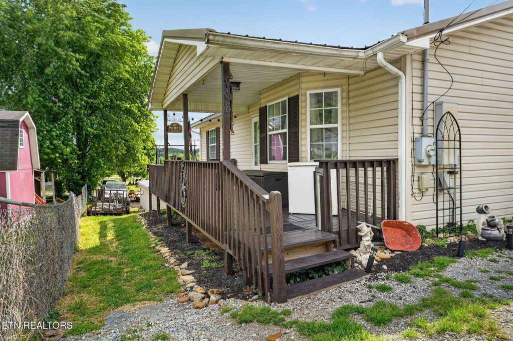 Photo of 206 E Maple St, Caryville, TN 37714 (MLS # 1339132)