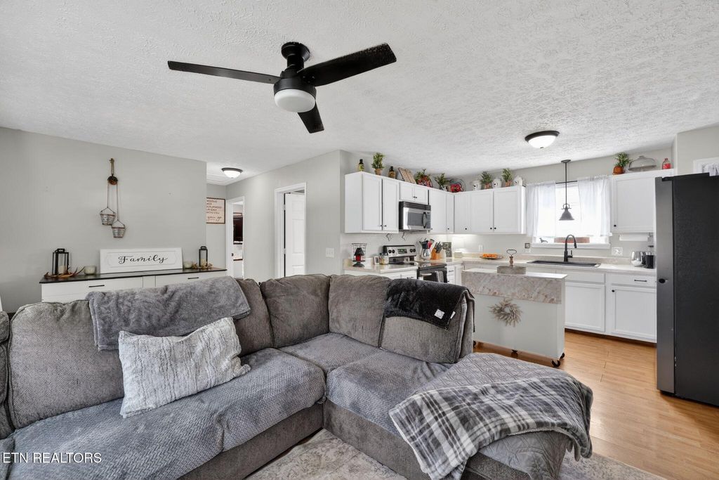 Photo of 206 E Maple St, Caryville, TN 37714 (MLS # 1339132)
