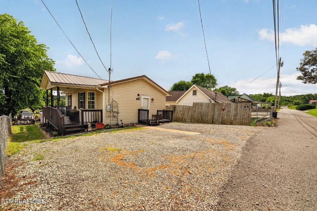 Photo of 206 E Maple St, Caryville, TN 37714 (MLS # 1339132)