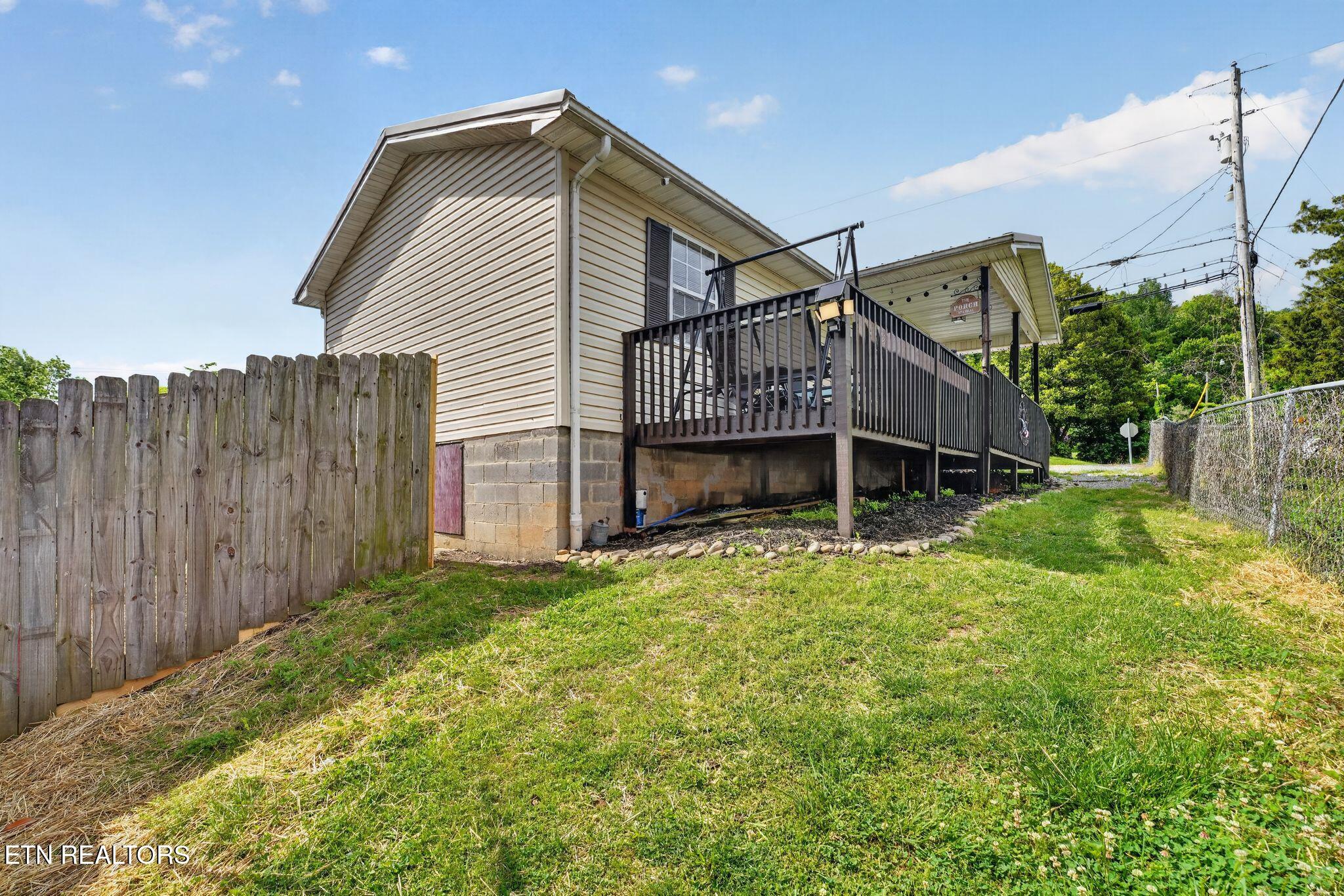 206 E Maple St