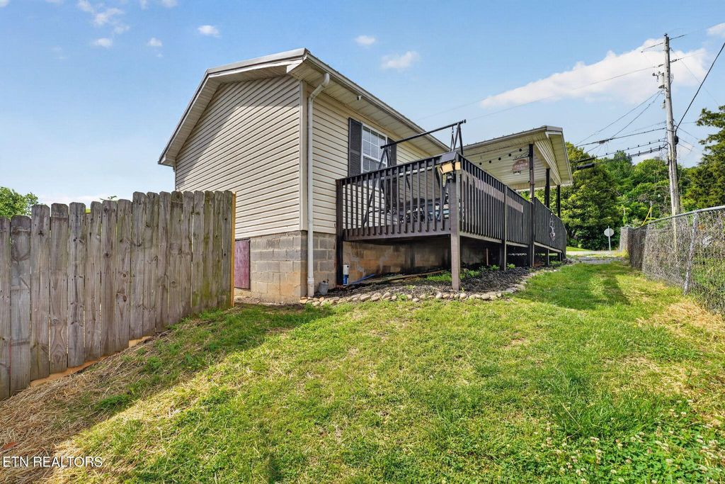 Photo of 206 E Maple St, Caryville, TN 37714 (MLS # 1339132)