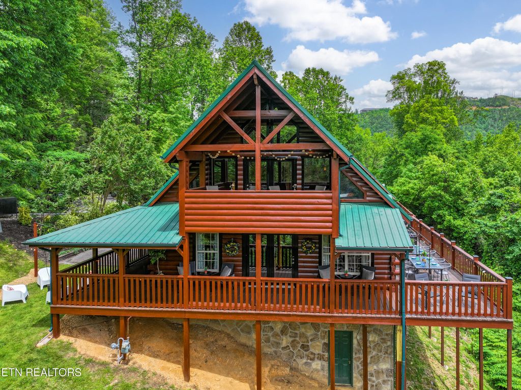 Photo of 611 Medlin Drive, Gatlinburg, TN 37738 (MLS # 1315239)