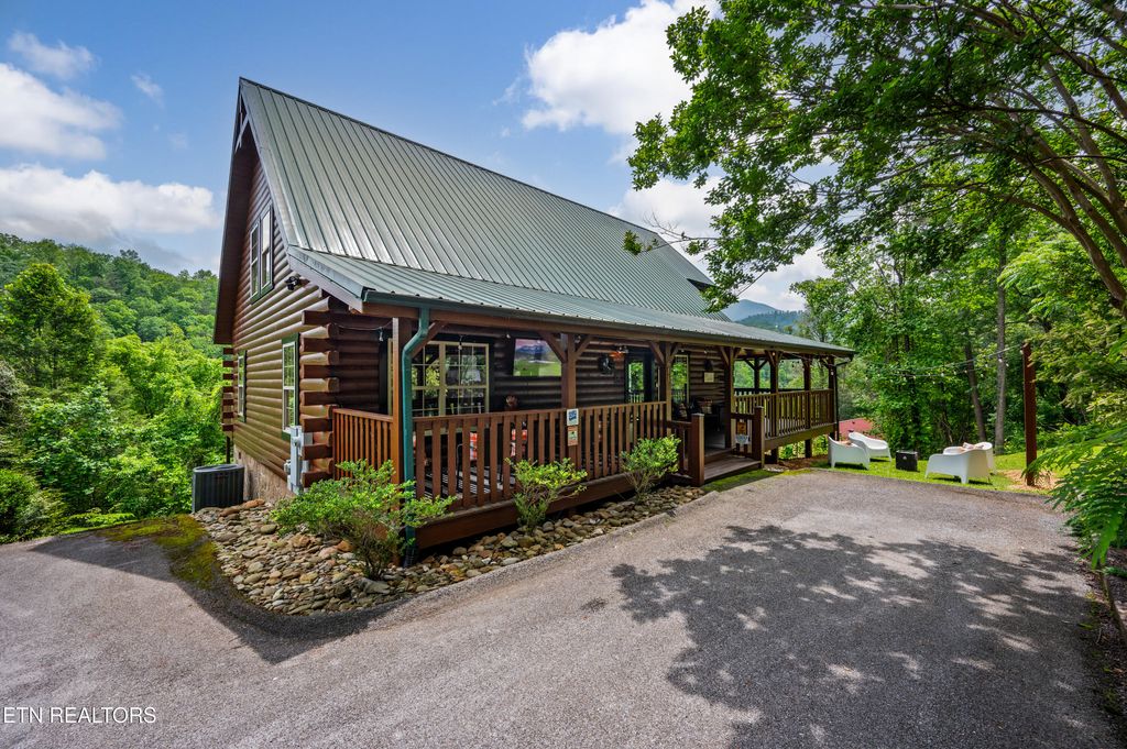 Photo of 611 Medlin Drive, Gatlinburg, TN 37738 (MLS # 1315239)