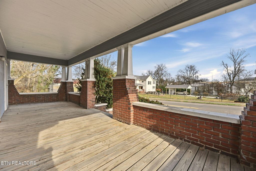 Photo of 400 N Main St, Clinton, TN 37716 (MLS # 1325773)