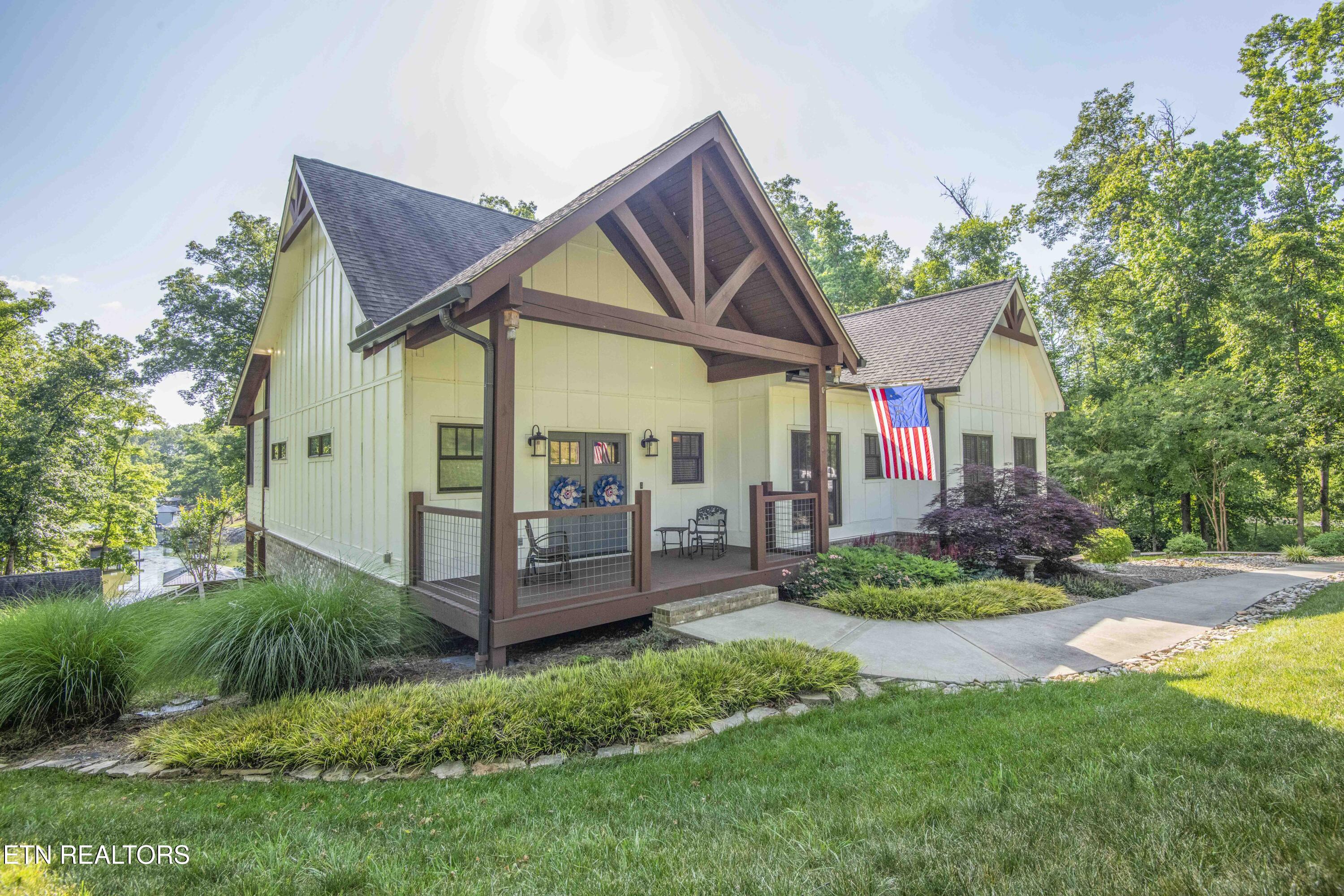 721 Lakeside Coves Way