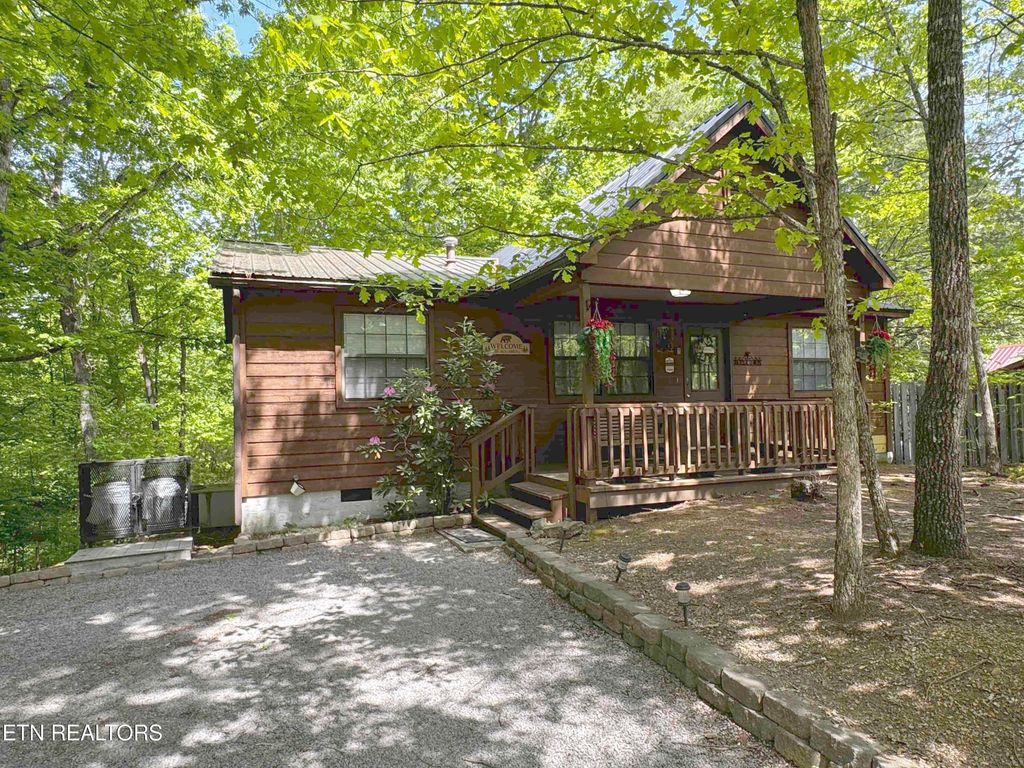 Photo of 653 Oaks View Court, Pigeon Forge, TN 37863 (MLS # 1299521)
