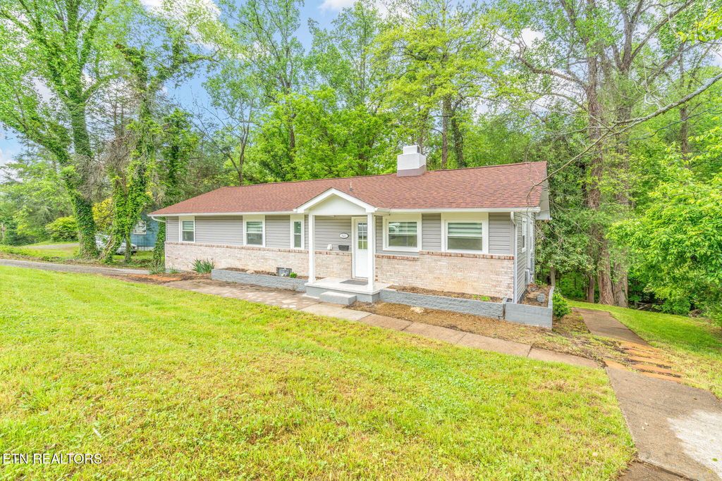 Photo of 641 Pennsylvania Ave, Oak Ridge, TN 37830 (MLS # 1298820)