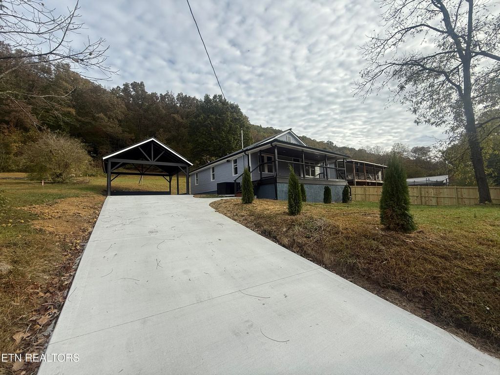Photo of 220 Walden Ave, Oliver Springs, TN 37840 (MLS # 1319915)