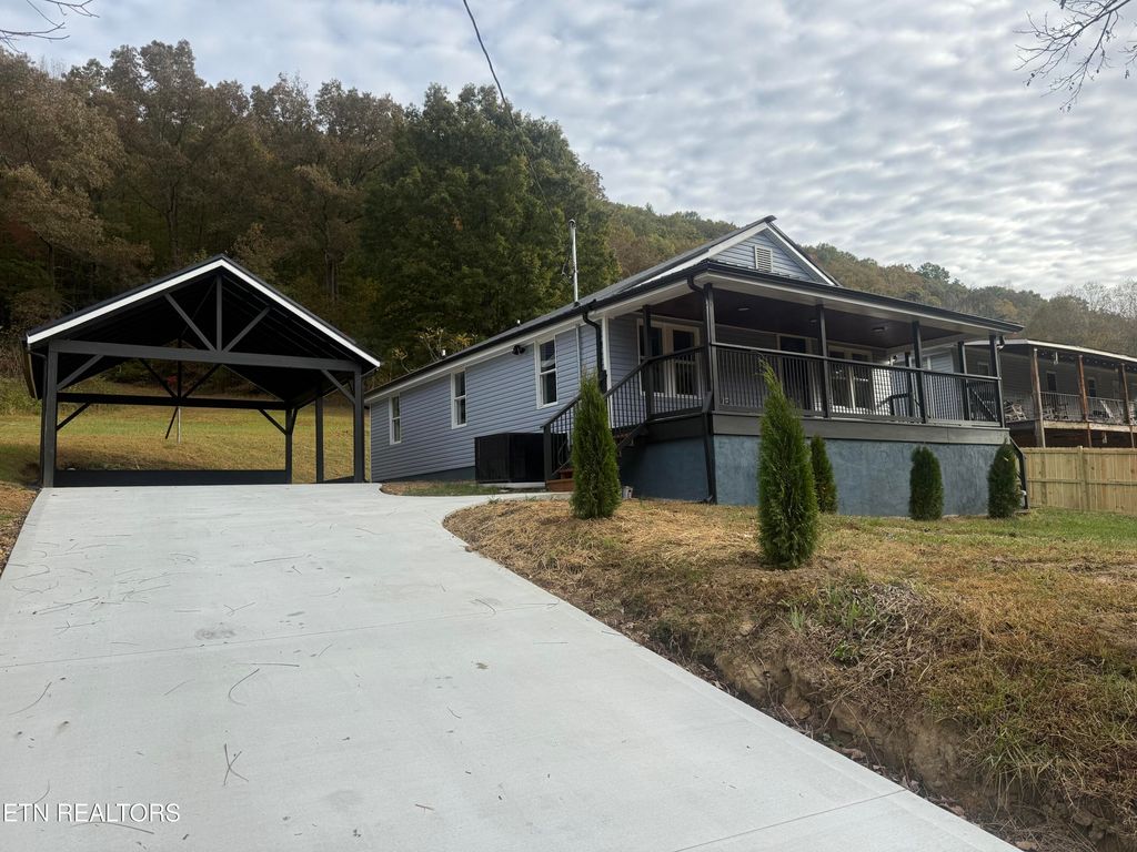 Photo of 220 Walden Ave, Oliver Springs, TN 37840 (MLS # 1319915)