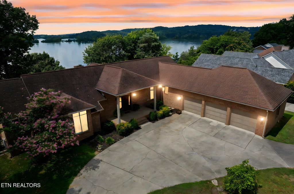 Photo of 201 High Pointe Village Way, Kingston, TN 37763 (MLS # 1309727)