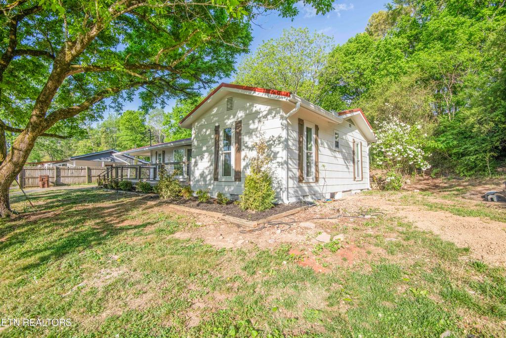 Photo of 406 McConkey St, Madisonville, TN 37354 (MLS # 1337228)