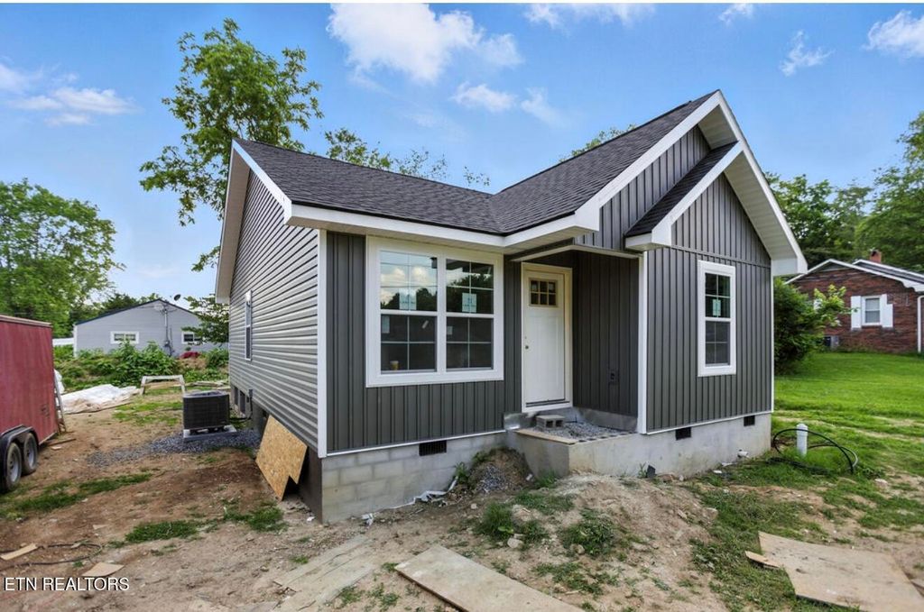 Photo of 317 FUKERSON St, Tazewell, TN 37879 (MLS # 1305825)