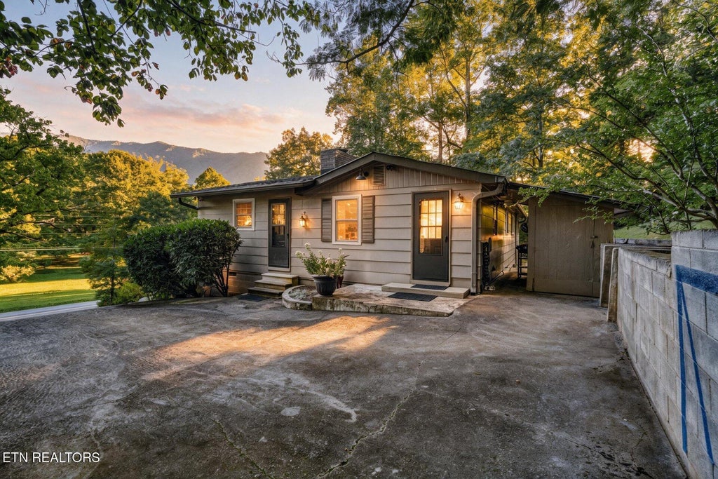 Photo of 733 Cavern Rd, Townsend, TN 37882 (MLS # 1353466)