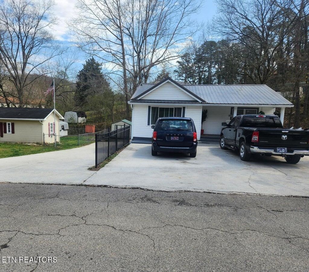 Photo of 415 Baumgartner Rd, Harriman, TN 37748 (MLS # 1319629)
