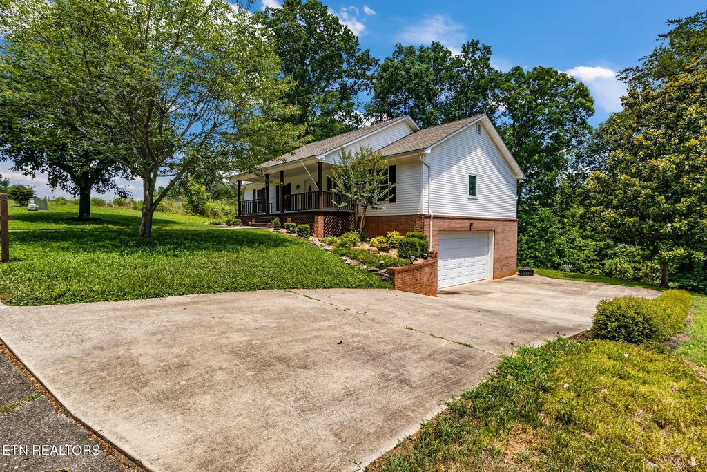 Photo of 127 Lakeview Drive, Harriman, TN 37748 (MLS # 1308099)
