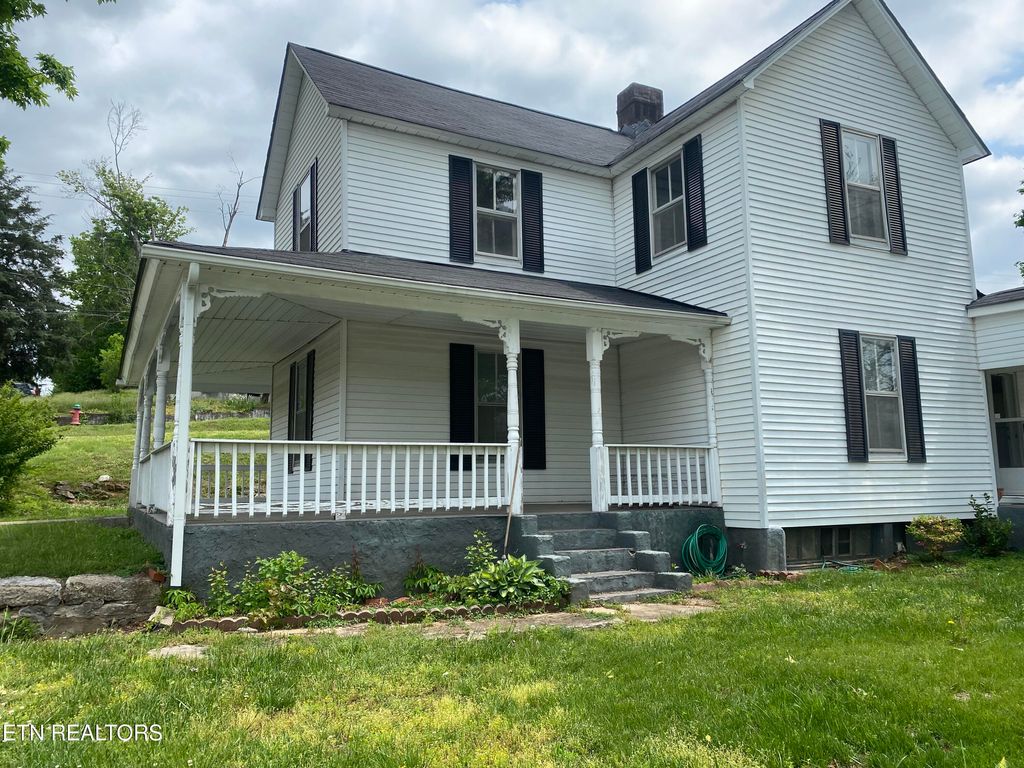 Photo of 310 Hickory St, Harriman, TN 37748 (MLS # 1299426)