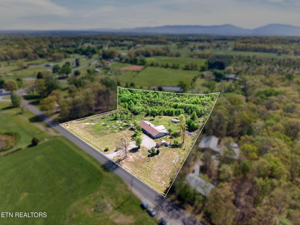 Photo of 935 Brewer Rd, Crossville, TN 38572 (MLS # 1338131)