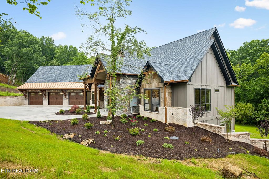 Photo of 645 Douglas Ridge Drive, Dandridge, TN 37725 (MLS # 1341902)