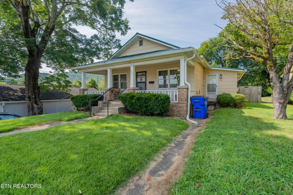 Photo of 213 Devonia St, Harriman, TN 37748 (MLS # 1353160)