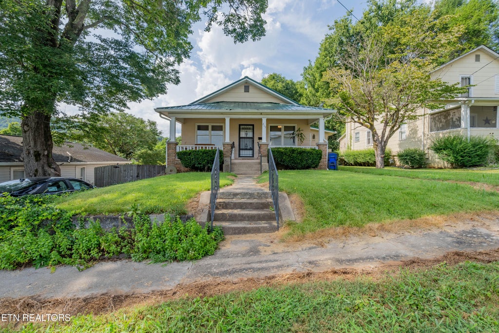 Photo of 213 Devonia St, Harriman, TN 37748 (MLS # 1353160)